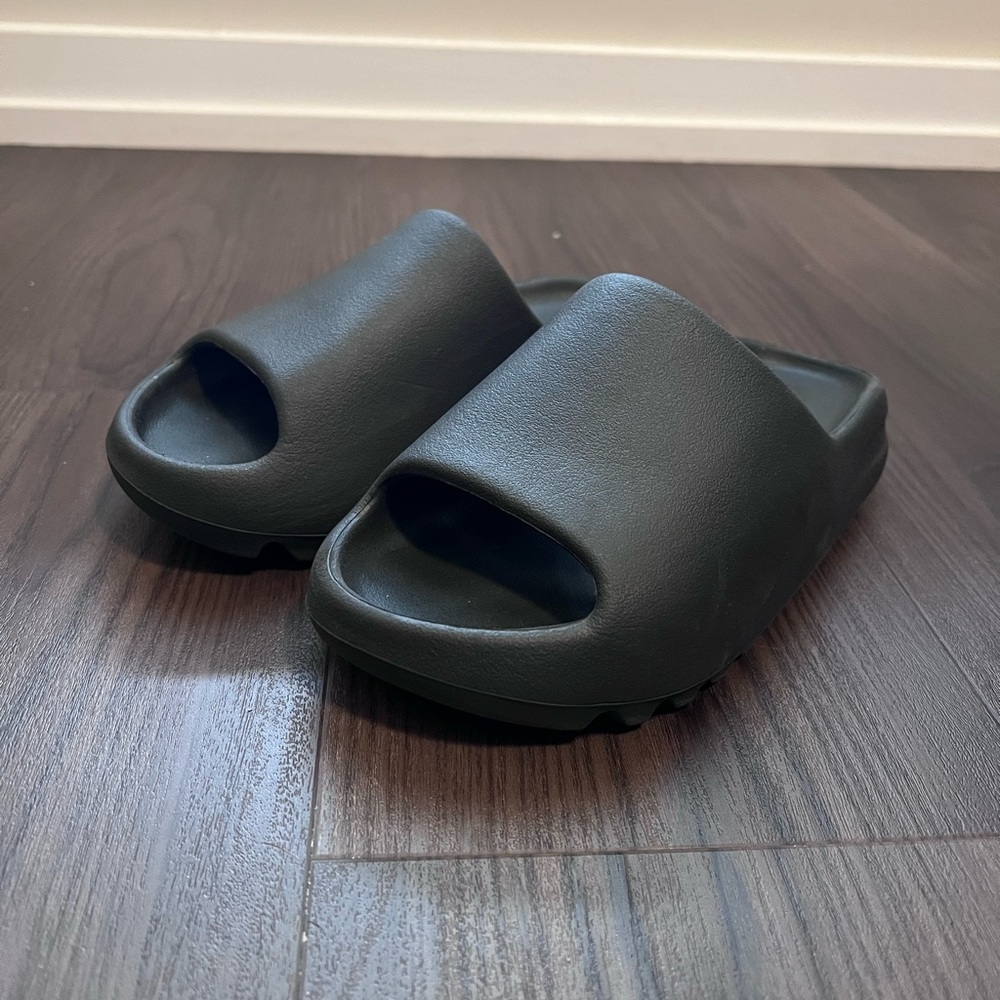 Yeezy Slides ‘Onyx’